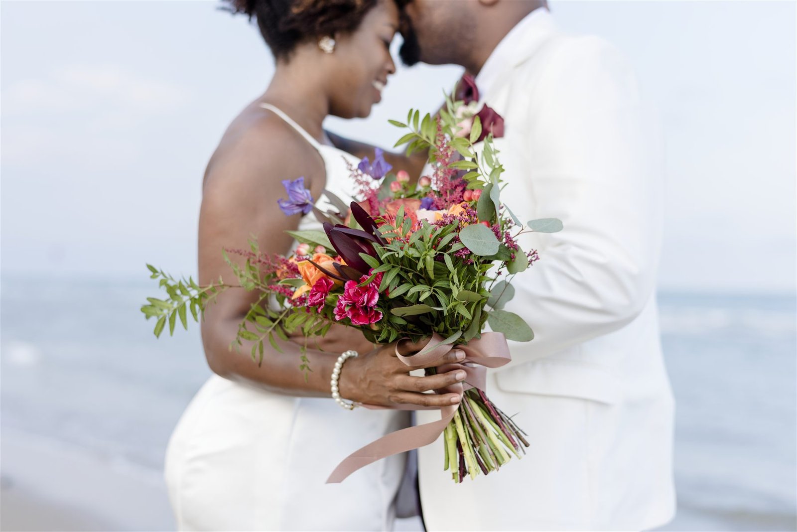 Mariés au bord de la mer